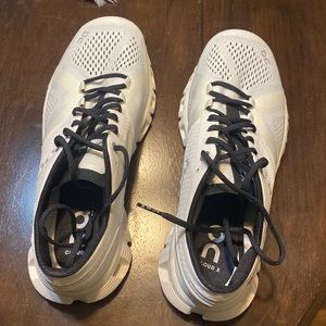 On cloud x white W 7.5 size shoes